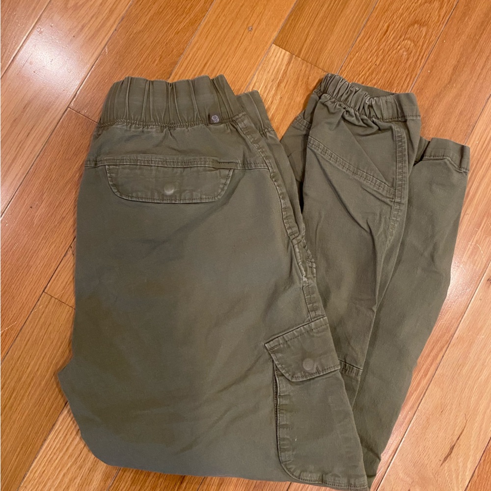 Mountain Hardwear ankle length joggers.